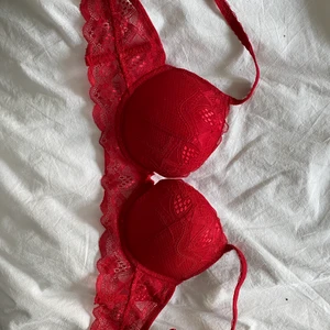 Röd push Up BH - Aldrig använd!!!