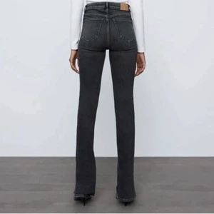 Jeans med slits från zara - Hittar inte original bilden med de ser precis ut som dessa, enda skillnaden är att det inte är någon söm nedtill utan ”uppsprätt” :) Pris går att diskutera!