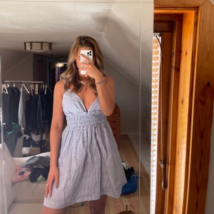 Randig Klänning Zara - Blå och vit randig klänning från Zara 