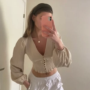 Blus - En somrig blus från Monki som inte kommer till användning! Helt i nyskick😌🌷 Storlek XS men passar mig som bär S