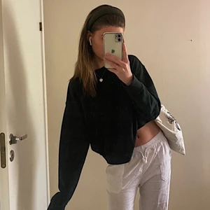 Sweatshirt - Mörkgrön sweatshirt från Weekday som inte kommer till användning! Inga synliga defekter!🤍