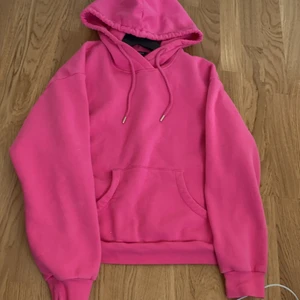 Hoddie  - Råsa hoddie storlek S men skulle säga att d passar en M oxå använd nån enstaka gång 