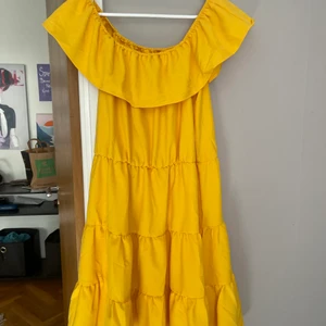 Sommarklänning  - En gul jätte fin sommarklänning! Strl L! Offshoulder! 