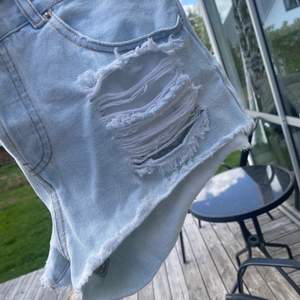 Low waist jeansshorts med ljusblå tvätt, slitningar på båda sidor. Strl.S😇 Från Bikbok, nästan aldrig använda💞💞Mötes upp eller frak på 45kr eller 66kr spårbar frakt
