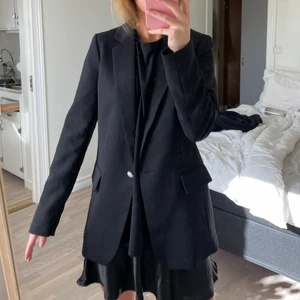 Kavaj/blazer - Säljer en otroligt fin oversize svart kavaj/blazer från H&M! Den är i nyskick eftersom jag aldrig använt den!💗💗 köparen står för frakten ✨