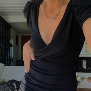 Hm klänning  - Säljer denna jättefina svarta klänning ifrån HM, så fin å sitter jättebra längst kroppen, storlek XS men passar S också!💕Skriv om ni undrar något eller vill ha fler bilder