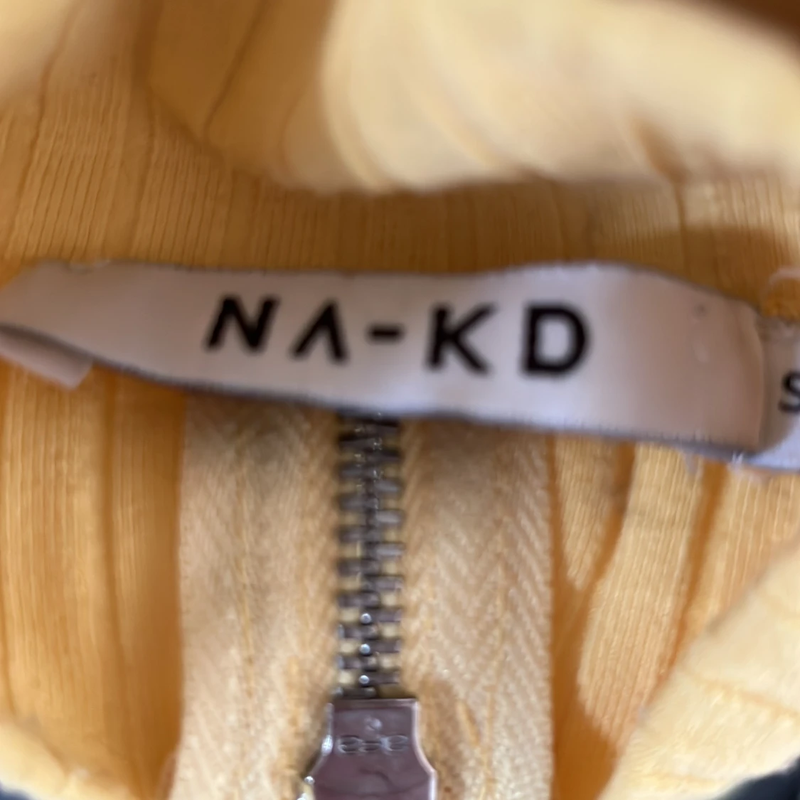 Ribbad gul tröja - 91