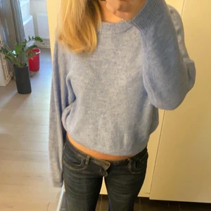 Blå tröja  - Säljer nu min fina blåa tröja från veromoda💘 storlek M.. jätte mysig och bekväm.. start bud 190. Skriv privat om intresse 💙