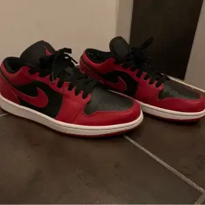 Hej, är sugen på att byta dessa mot någon med mid jordans, för att det ska ske ett byte kan ni höra av er till mig med bild å lite information om de du vill byta mot. Använda någon enstaka gång och i fint skick.