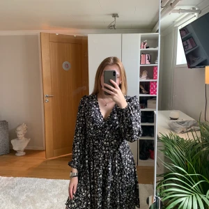 Klänning - Söt klänning, stl xs. Aldrig använd så jättefint skick. 100 inkl frakten 