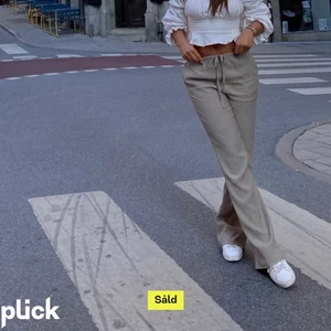 Byxor - Super fina och sköna byxor från zara jag köpte här på Plick men som tyvärr va för stora, köparen står för frakt💓 bilderna är från förra säljaren