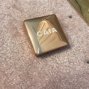 Caia highlightern  - Jag säljer denna Caia highlightern då den it kmr t användning. Den är i bra skick och är i färgen saint tropez. Vid frågor är det bara att kontakta mig🥰