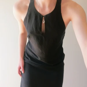 Svart klänning - Supersnygg klänning, rak i formen och extravagant i ryggen! Den är köpt för några år sedan men inte använd. Den går lite ovanför knäna på mig som är 162 cm. Perfekt till sommarkvällar, vardagligare eller fest! 