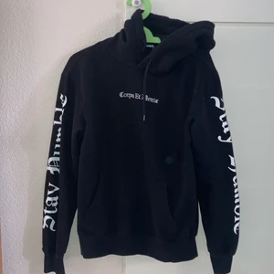 Hoodie - Köpte den på hm för ett tag sen men den kommer aldrig till användning. Har tryck på fram o baksidan och text längs armarna. Står att det är i storlek S men kan passa mellan xs och m skulle jag säga, köparen står för frakten!💕