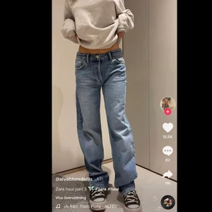 Zara jeans  - Säljer ett par populära lågmidjade Zara jeans som är helt slutsålda. Helt oanvända. Strl 34. Priset du budar + köparen står för frakten.