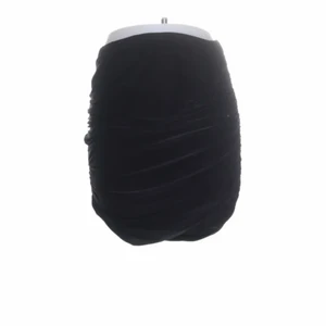 Svart kjol - Svart minikjol med skönaste materialet och typ wrap-modell, sitter så f-ing bra på bakdelen. Köpt på sellpy <3