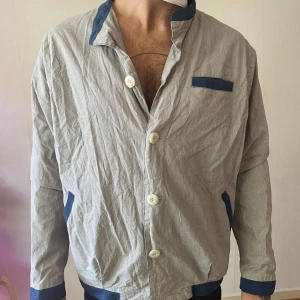 Lyxig bomberjacka LAGOM - Lyxig bomberjacka/skjorta från märket lagom. Unikt plagg som både passar man å kvinna. Står ingen storlek men typ L och innertyg i siden. Jag är 183 cm. 