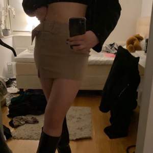 Brun / beige kjol som är helt oanvänd. Jättestretchig och skön! Hör av er vid fler bilder!💖