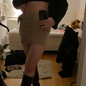 Kjol - Brun / beige kjol som är helt oanvänd. Jättestretchig och skön! Hör av er vid fler bilder!💖