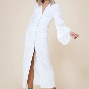 Adoore klänning - Säljer denna klänning från adoore helt ny och slutsåld på hemsidan. Storlek 50 men små i storkarna 