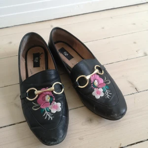 Fine loafers fra genbrug  - Super lækre loafers, som er SÅ behagelige at gå i. Slidte på snuden. De er str. 40,men jeg har gået med dem med en ekstra sål, da jeg er er en str. 38.