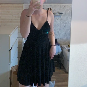 Klänning - Svart klänning med öppen rygg