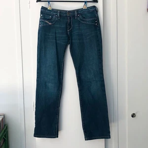 lågmidjade jeans - Fina dieseljeans som tyvärr är för små för mig, köpta på sellpy från början och har använts ett antal gånger men är fortfarande i fint skick! ❤️ Återkommer med fraktkostnad! ❤️ Midjemått: 84 cm, Innerbenslängd: 77 cm, Mått från skrev till linning: 18 cm 
