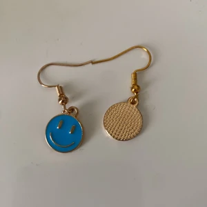 Örhängen  - Blå smiley örhängen! 