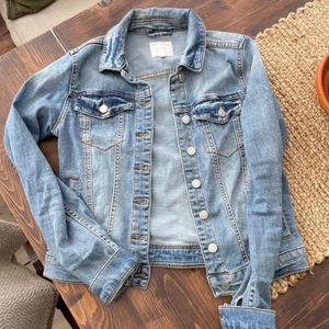 Blå jeansjacka från Vila - Säljer en blå jeansjacka frn vila som tyvärr blivit för liten. Den är i storlek S och är sparsamt använd. Säljer för 160kr + frakt 🥰