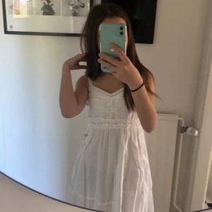 Super gullig vit klänning  - Denna fina sommarklänningen kommer aldrig till användning så det är därför jag säljer! På mig som är cirka 154 cm lång går den precis till knäna💓