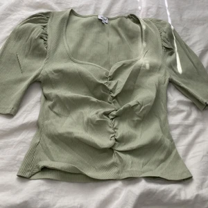 Blus  - Säljer min snygg blus från bubbleroom, aldrig använd i storlek XL 50kr 