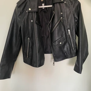 Skinnjacka Zara - Skinnjacka från zara stl S (liten i stl) 50kr