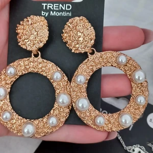 Uropen - Guld ringar med pärlor på.HELR nya