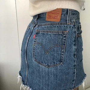 Levis jeanskjol💙 - Blå Levis jeanskjol💙köpt för ett par år sedan så osäker på om den går att köpa någonstans idag!