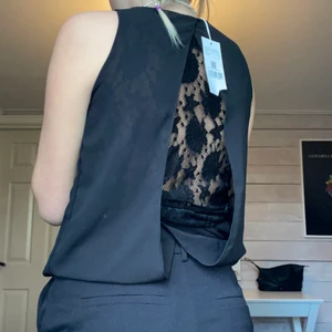 Linne med öppen rygg  - Säljer ett oanvänt linne med lapp kvar. Öppen spetsrygg, strl S. Skriv för fler frågor!🖤