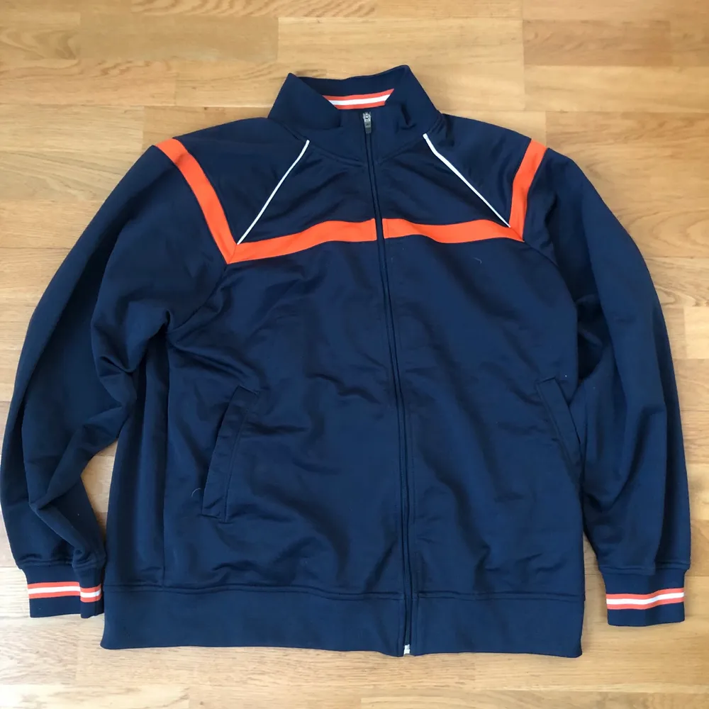 Säljer min zip up från beyond retro. Säljer pga kommer ej till användning.. Tröjor & Koftor.