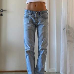 Jättefina jeans köpta här på Plick (lånade bilder) men säljer då de var för stora💕💕Storleken är W32L32 och skulle säga att de sitter snyggt oversized på en 36/38💕💕skriv vid intresse eller frågor!