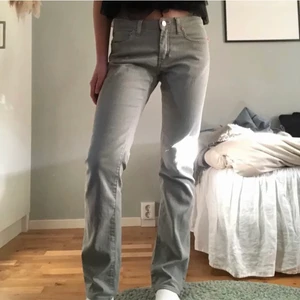 acne jeans - säljer mina gråa acne jeans, de är midrise i midjan och straight i benen. De är köpta här på plick för någon månad sedan men jag anser att de inte riktigt passar min kroppsform💞 jätte snygga och jätte bekväma! 