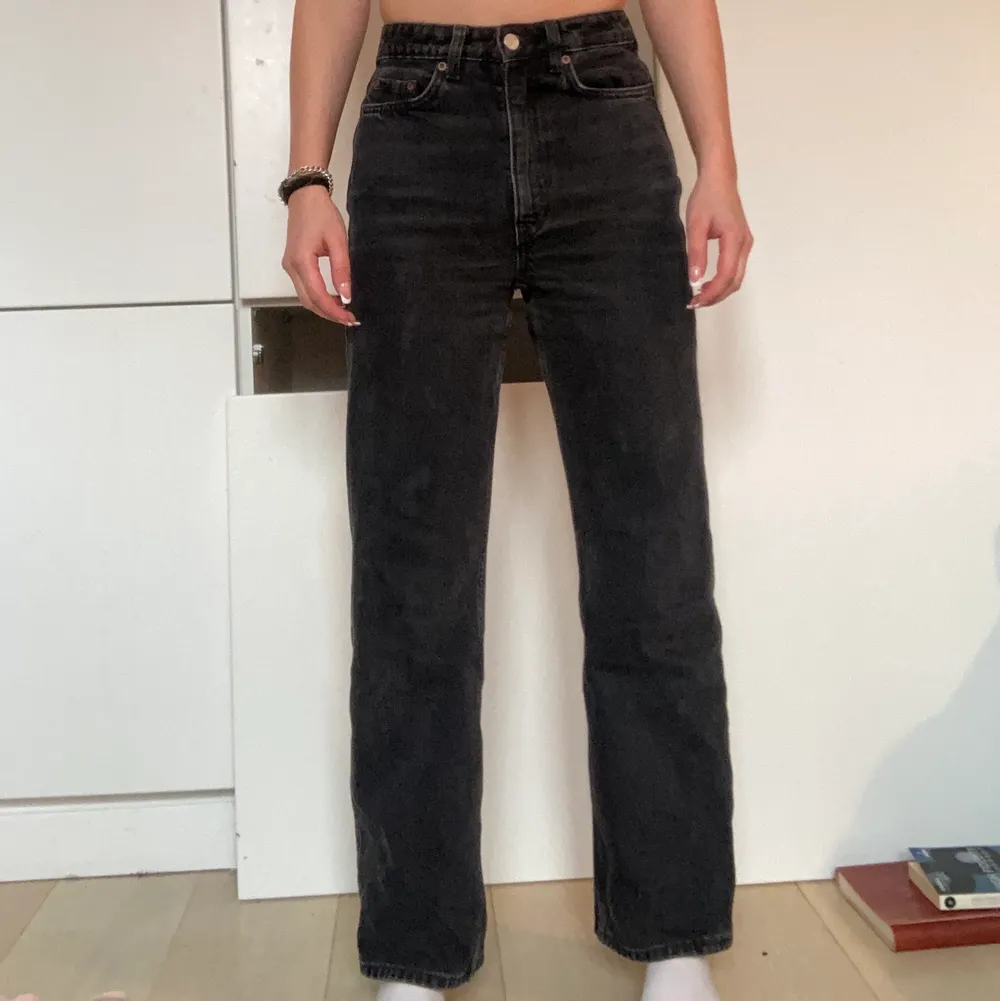 Svarta weekday jeans, design: Rowe. Storleken är 25 i midjan och 30 i längd.. Jeans & Byxor.