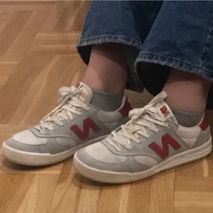 new balance skor - säljer dessa ashärliga new balence skor, som jag köpte här på plick men var ej min stil tyvärr😢❤️ PERFEKT nu till vår och sommar då de är tunna och luftiga men med en bra sula ändå! BILDERNA ÄR LÅNADE FRÅN SÄLJAREN