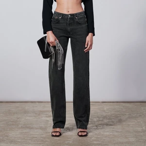 Zara Jeans - Ett par svarta mid waist straight jeans från zara. Säljer då det knappt kommit till användning.