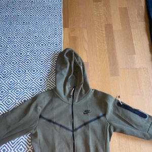 Nike Tech fleece - Grön Nike tech fleece hoodie. Mycket bra skick. Inga problem med hoodien