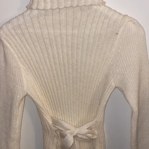 Stickad tröja - Säljer min stickade polotröja eftersom jag aldrig använder den, den är helt oanvänd (förutom när jag testat den). 