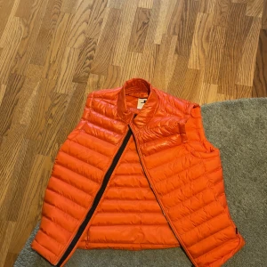 J. Lindeberg väst - Helt ny använd en gång j lindeberg väst. Passar allt mellan m-L