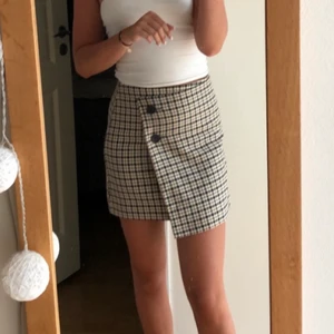 Fin rutig kjol från H&M - Kjolen är i storlek S & knäpps med dragkedja i bak som inte syns 