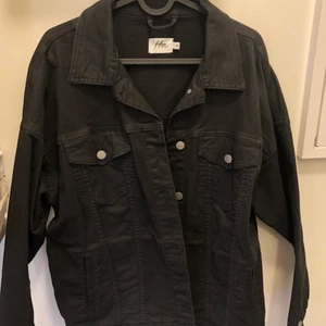 Jeansjacka - Svart oversized jeansjacka från Hoss x nakd. Skön att ha på sig & bra skick!