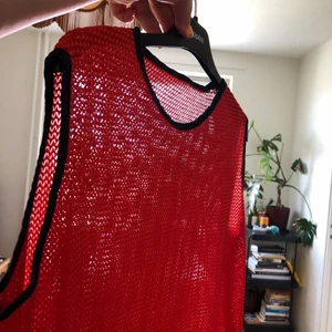 Mkt cool väst ✔️ - Jättecool röd/orange stickad-ish väst med svart krage. Mkt mkt snygg, och aldrig använd!