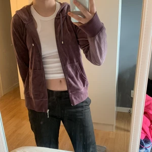 Zip hoodie - Lila zip hoodie från Cubus i storlek M. Köparen står för frakt.