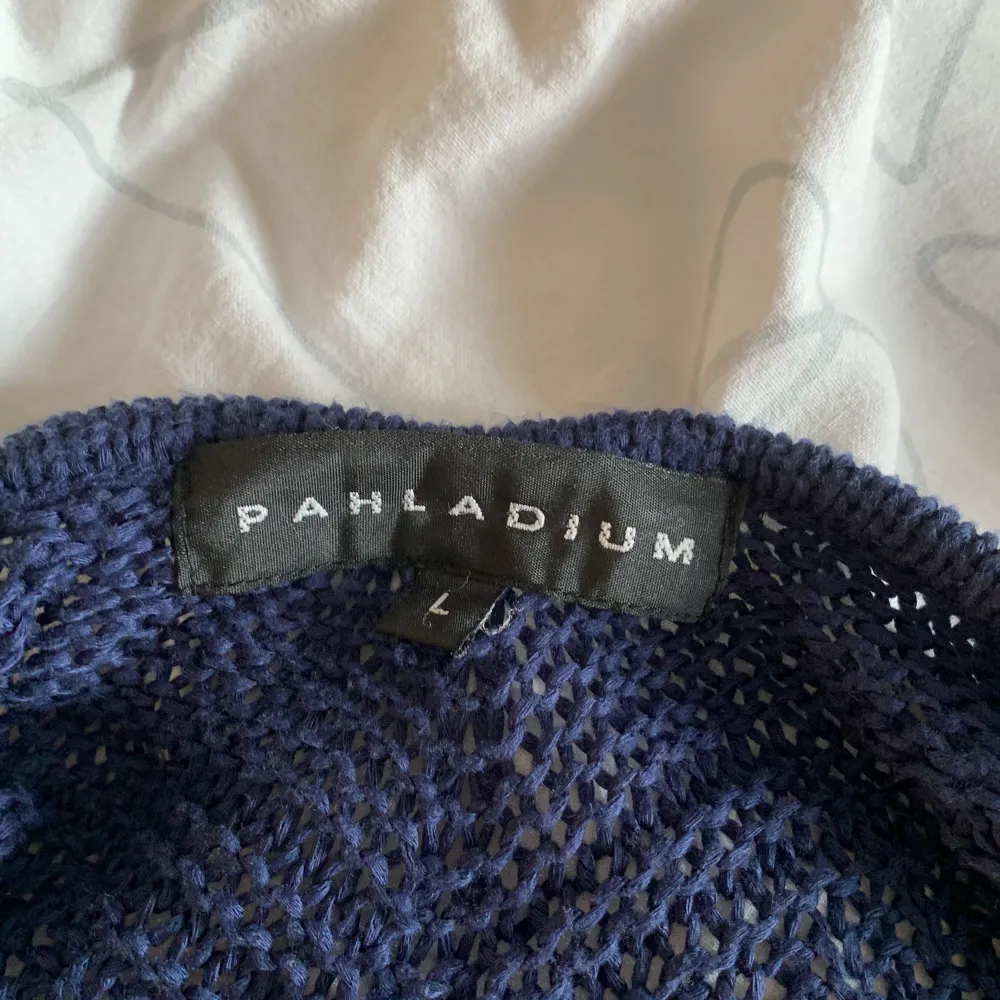 Den här mörkblåa pullovern från pahladium.. Stickat.
