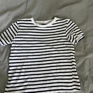 T-shirt Zara - En jättefin randig Tshirt från Zara i storlek S. Frakt tillkommer:)